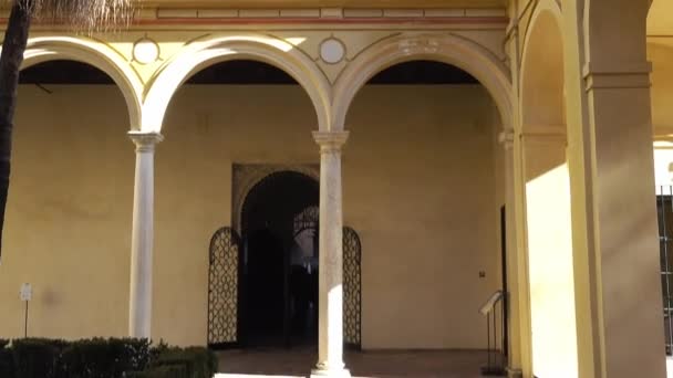 Tuinen van het Alcazar. Alcázar van Sevilla is Koninklijk Paleis in Sevilla, Andalusie, Spanje, oorspronkelijk ontwikkeld door Moorse moslim koningen. — Stockvideo