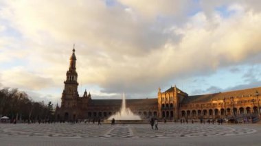 İspanya Meydanı plaza Maria Luisa Park, Sevilla, Endülüs, İspanya, 1928'de Latin-Amerikan Fuarı için inşa var. Rönesans ve Mağribi Revival stilleri İspanyol mimarisinin olduğunu.