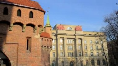 Krakow Barbican Basztowa Caddesi üzerinde şehir duvarları için bir kez bağlı barbican müstahkem ileri karakol var. Barbican eski şehir Krakow, Polonya önde gelen tarihi kapısıdır.