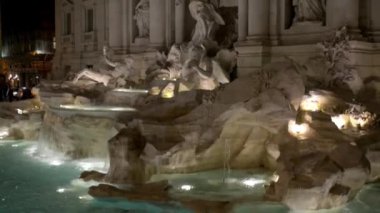 Trevi Çeşmesi Barok çeşme Trevi bölgesinde Roma, İtalya, İtalyan mimar Nicola Salvi tarafından tasarlanmış ve Pietro Bracci tarafından tamamlandı 's. Dünyanın en ünlü çeşmeler biridir.