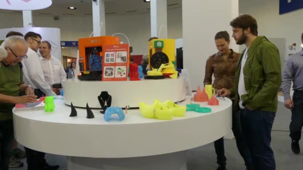 IFA, BERLIN - SEPTEMBER 5 2016: Pavilion 3D printers at International radio exhibition Berlin, Messe, Germany. — Stock Video