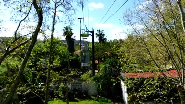 Lissabon, portugal - 25. märz 2016: kabine auf seilbahn im zoo von Lissabon, portugal. — Stockvideo