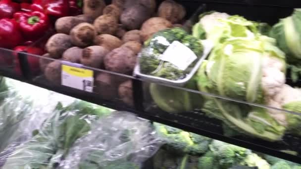 Braga, Portugalia - 13 kwietnia 2017 r.: Owoce i warzywa w hipermarketów w mieście Braga, Portugalia. — Wideo stockowe
