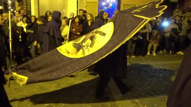 BRAGA, PORTUGAL - 14 217 DE ABRIL: Procissões de penitência nas ruas de Braga, Portugal na Semana Santa (Semana Santa) durante a última semana da Quaresma antes da Páscoa. Homenagem anual da Paixão de Jesus Cristo . — Vídeo de Stock