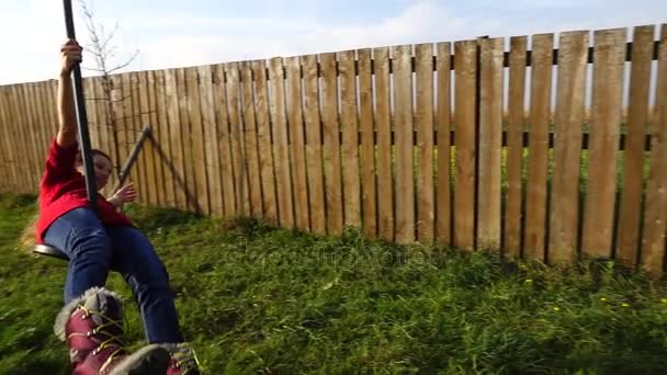 Pequeña chica hermosa está montando tirolina. Zipline o carro es cuerda estirada en cierto ángulo a lo largo del cual, con la carabina o el bloque, la gente se mueve bajo gravedad . — Vídeos de Stock