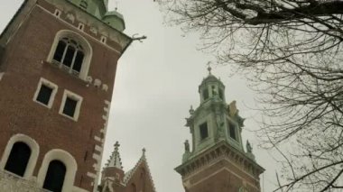 Wawel müstahkem bir mimari kompleks, Krakow, Polonya Vistula Nehri'nin sol yakasında inşa var. Kraliyet Sarayı ve (Bu Bazilikası St Stanislaw ve St Waclaw Wawel Katedrali).