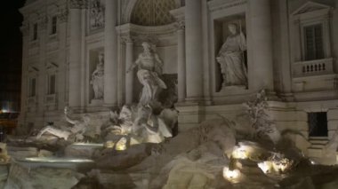 Trevi Çeşmesi Barok çeşme Trevi bölgesinde Roma, İtalya, İtalyan mimar Nicola Salvi tarafından tasarlanmış ve Pietro Bracci tarafından tamamlandı 's. Dünyanın en ünlü çeşmeler biridir.