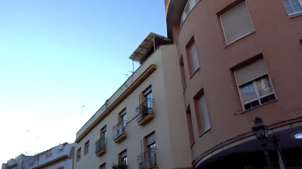 Alte gebäude an der strasse diario in cordoba, andalusien, spanien — Stockvideo