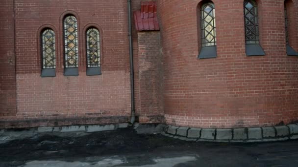 Kyrkan Sankt Simon och Helena kallas även röda kyrkan är romersk-katolska kyrkan på Självständighetstorget i Minsk, Vitryssland. Det ritades av arkitekterna Tomasz Pajzderski och Wladyslaw Marconi. — Stockvideo