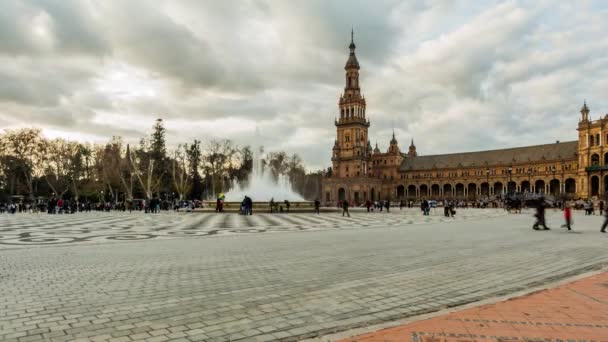 Timelapse: Plaza de España es la plaza del Parque María Luisa, Sevilla, Andalucía, España, construida en 1928 para la Exposición Iberoamericana. Se trata de estilos renacentistas y moriscos de la arquitectura española . — Vídeo de stock