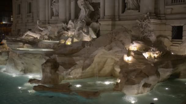 Фонтан Треви - это фонтан в стиле барокко в районе Треви в Риме, Италия, спроектированный итальянским архитектором Николой Сальви и завершенный Пьетро Браччи. Это один из самых известных фонтанов в мире . — стоковое видео