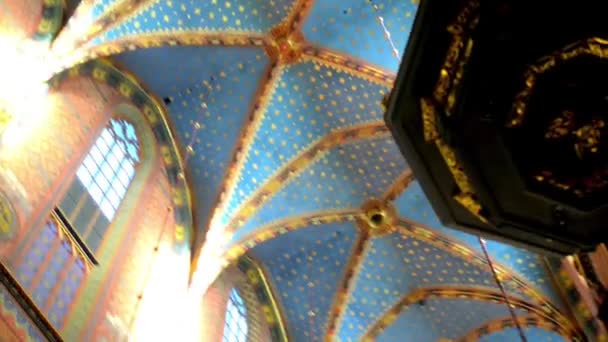 KRAKOW, POLÓNIA - JANEIRO 9 2016: Igreja de Nossa Senhora Assumida no Céu (Igreja de Santa Maria) é a igreja gótica de tijolo adjacente à praça principal do mercado em Cracóvia, Polônia . — Vídeo de Stock