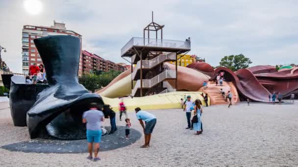 VALENCIA, SPAGNA - 30 SETTEMBRE 2017: Park Gulliver è un parco che si trova nel Giardino di Turia di Valencia (Spagna) ). — Video Stock