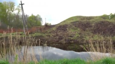 küçük sessiz nehir kırsal yaz peyzaj metal demiryolu Köprüsü