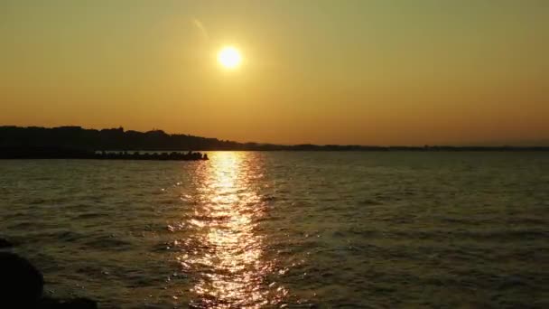Гарний захід сонця у місті Несебр, Болгарія на узбережжі Чорного моря. — стокове відео