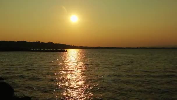 Prachtige zonsondergang in stad Nessebar, Bulgarije aan de kust van de Zwarte Zee. — Stockvideo