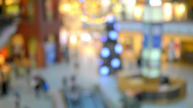 Noel ağacı süsle alışveriş merkezi. Bulanık parlak süsler.