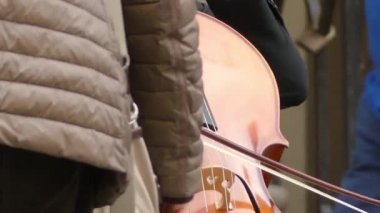 Müzisyen kostüm çello yakın çekim çalış. Çello veya viyolonsel eğdi ve bazen koparıp, yaylı çalgılar içinde mükemmel beşte ayarlı dört teli ile