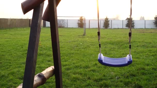 Parque infantil con columpios en el parque de otoño de la ciudad . — Vídeo de stock