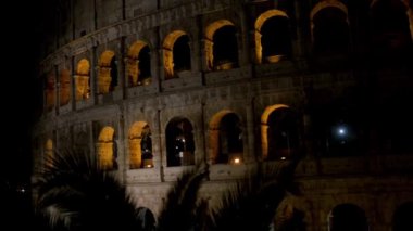 Colosseum veya Coliseum, olarak da bilinen Flavius anfi tiyatro, Roma, İtalya, oval bir amfiteatr var. Bu en büyük amfitiyatro var. Kolezyum sadece Roman Forum doğusunda yer alan.