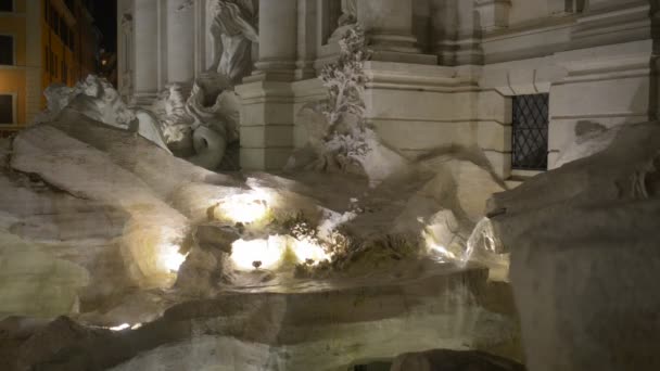 Fontana di Trevi är barock fontän i Trevi-distriktet i Rom, Italien, ritad av den italienske arkitekten Nicola Salvi som färdigställdes av Pietro Bracci. Det är en av mest kända fontänerna i världen. — Stockvideo