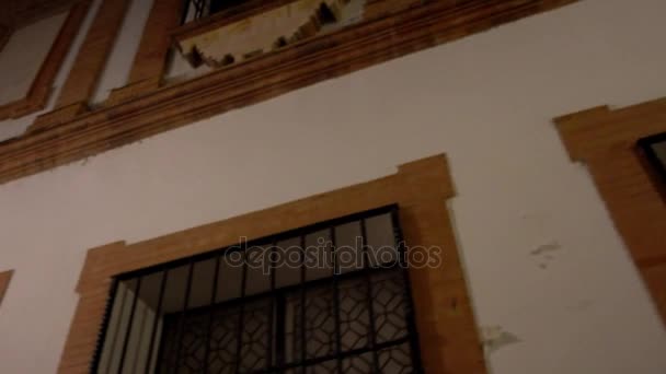 Gamla hus på mörk kväll i Cordoba, Andalusien, Spanien. — Stockvideo