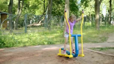 Küçük güzel kız spor yaz Şehir Parkı eğitim cihaz nişanlı..