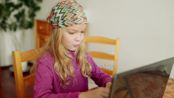 Mooie blond meisje met paarse blouse werkt aan laptop in grote zaal. — Stockvideo