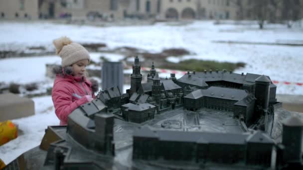 Twee mooie meisjes lopen in de Wawel, is versterkte architecturale complex gebouwd op de linkeroever van de rivier Vistula in Krakau, Polen. — Stockvideo