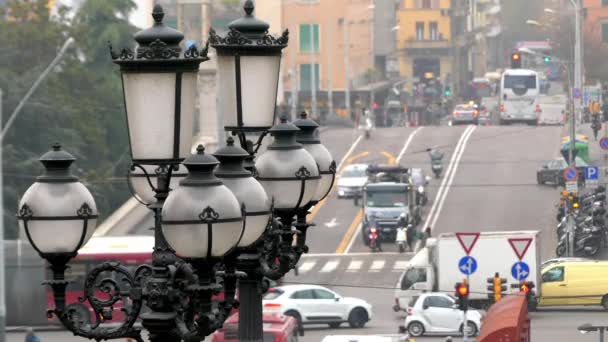 Regionu Bologna, Emilia-Romagna, severní Itálie: lucerny s výhledem na ulici Giacomo Matteotti, nedaleko hlavní železniční stanice — Stock video
