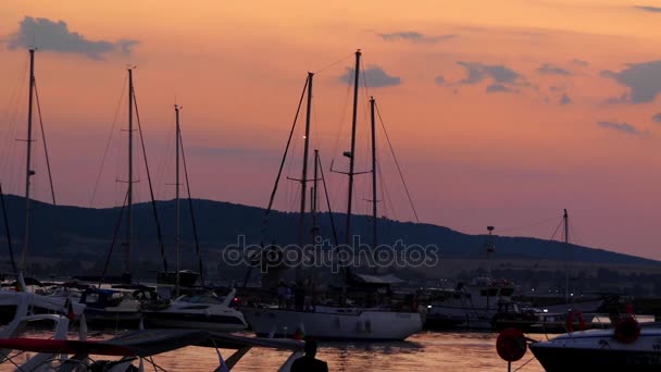 Port de plaisance du soir à Sozopol, Bulgarie. Yachts et navires sur fond de coucher de soleil . — Video