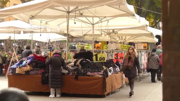 BOLOGNA, ITALIA - 21 NOVIEMBRE 2016: mercadillo en Piazza dell '8 Agosto . — Vídeos de Stock