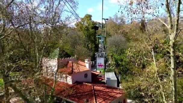 Lisszabon, Portugália - március 25 2016: A felvonó a Lisszaboni állatkert, Portugália Cab. — Stock videók