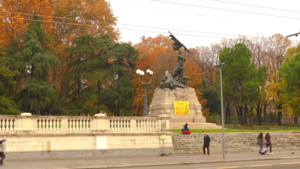 ボローニャ, イタリア - 2016 年 11 月 21 日: 記念碑経由で Irnerio、モンタニョーラ公園に 1848年 8 月世に落ちた. — ストック動画