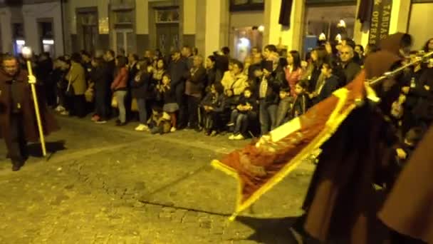 Braga, Portugal - April 14 217: Botgöring processioner på gatorna av Braga, Portugal den heliga veckan (Semana Santa) under sista veckan av fastan före påsk. Årlig tribut Passion Jesu Kristi. — Stockvideo