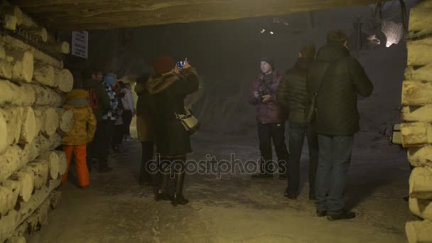 Wieliczka, Polen - 4 januari 2016: Wieliczka zoutmijn, gelegen in de stad van Wieliczka in Krakowski, ligt binnen de metropool van Krakau. — Stockvideo