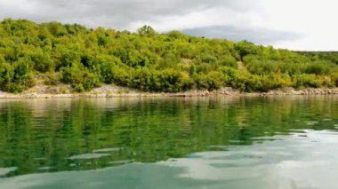Tepelik ve büyümüş çalılar Novigrad kıyı deniz Zadar bölgesi, Hırvatistan.