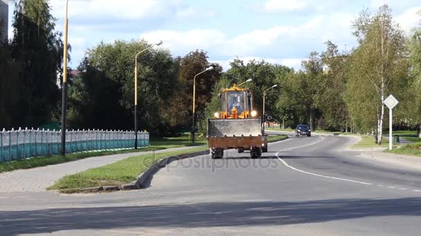 BEREZA BELARUS - 26 августа 2017: большие бульдозерные тракторы едут по асфальтовой дороге в маленьком городке — стоковое видео