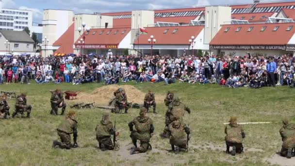 BREST, BELARO - 27 MAGGIO 2017: Spettacoli dimostrativi di paracadutisti al Brest Bike Festival International. Cavalcare gli ospiti in moto . — Video Stock