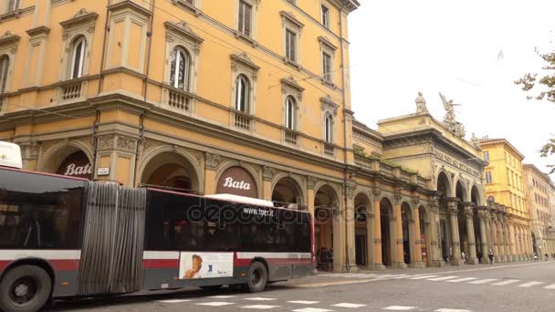 BOLOGNA, ITALIA - 21 DE NOVIEMBRE DE 2016: Teatro Arena del Sole en Via dell 'Indipendenza, 44 . — Vídeos de Stock