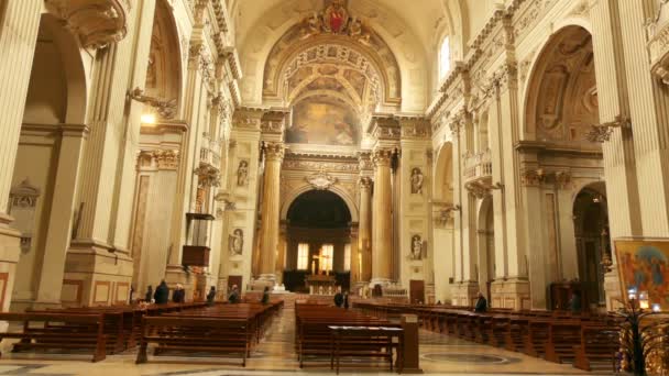 Bologna, Itálie - Listopad 21 2016: Bologna katedrála (Cattedrale Metropolitana di San Pietro), sv. Většina z přítomných budova pochází ze 17. století. — Stock video