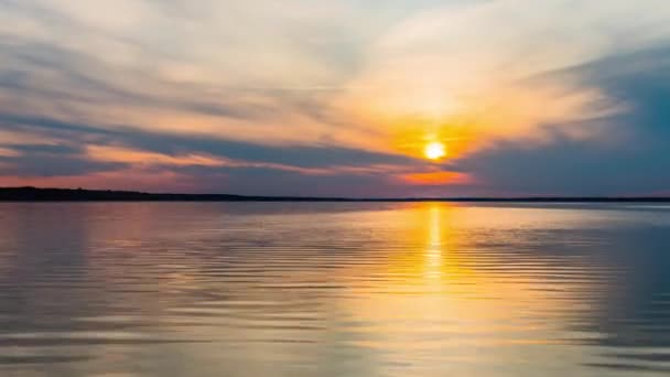 Beautiful sunset with magnificent sky on background of huge lake in National Park — Stock Video