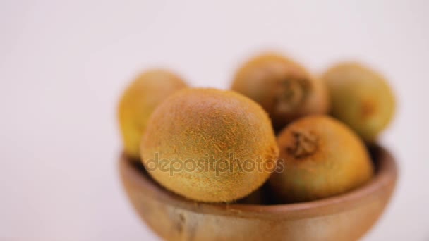 Circular motion: several ripe kiwi in a plate on a bright background. — Stock Video