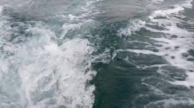 Tekne su Adriyatik Denizi üzerinde gelen ayak izi