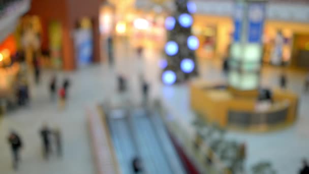 Decorazione dell'albero di Natale nel centro commerciale. Ornamenti sfocati incandescenti . — Video Stock