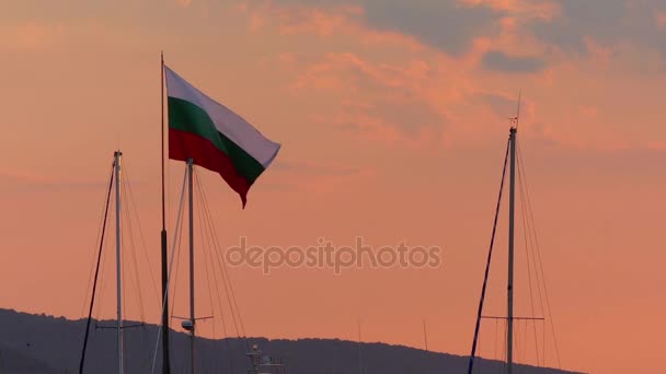 Болгарським прапором в Чорноморському порту міста Созополь недалеко від Бургаса в Болгарії. — стокове відео