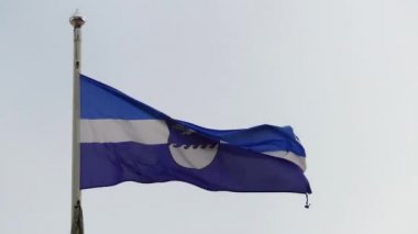 Rüzgara karşı gökyüzü içinde çırpınan Jurmala bayrağı. Jurmala Letonya, Riga batısında yaklaşık 25 kilometre şehirdir. Jurmala 32 km, Riga Körfezi ve Lielupe Nehri arasında uzanan tatil beldesi olduğunu.