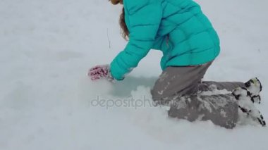 büyük kış glade karda oynayan küçük güzel kız