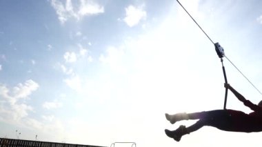 Küçük güzel kız zipline biniyor. Zipline veya tramvay karabina veya blok, hangi, belirli açıyla gerilmiş ip insanlar yerçekimi altında hareket.