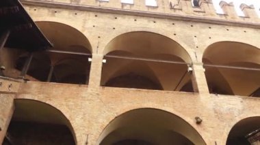 Bologna, Emilia-Romagna bölgesinin, Kuzey İtalya: Palazzo Re Enzo sarayıdır. Enzio, Sardinya adını alır. 1244-1246 yakındaki Palazzo del temsilcisi bir uzantısı olarak arasında inşa edilmiştir